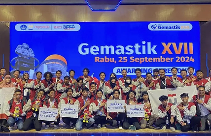 Students and mentors posing together