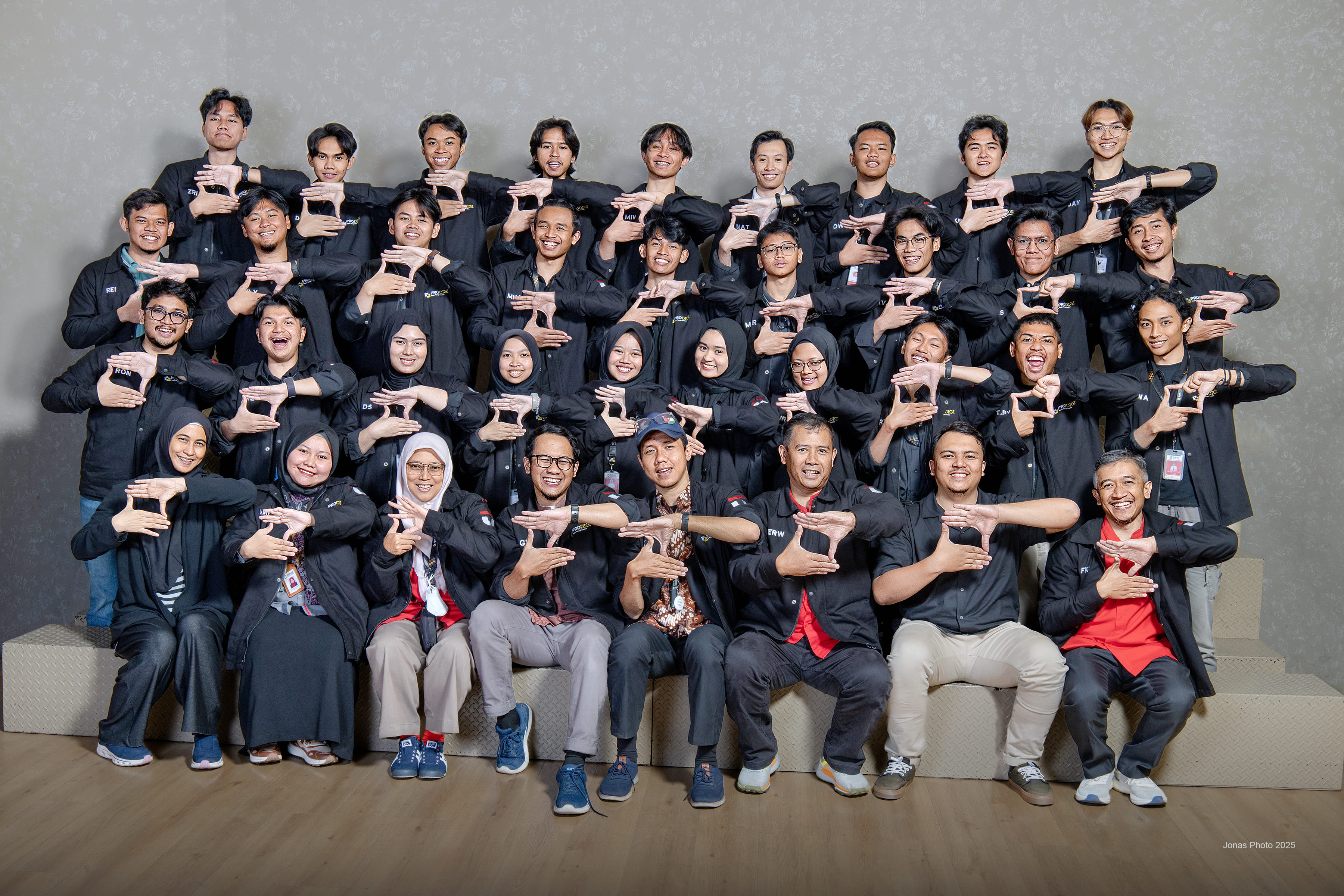 Students and mentors posing together